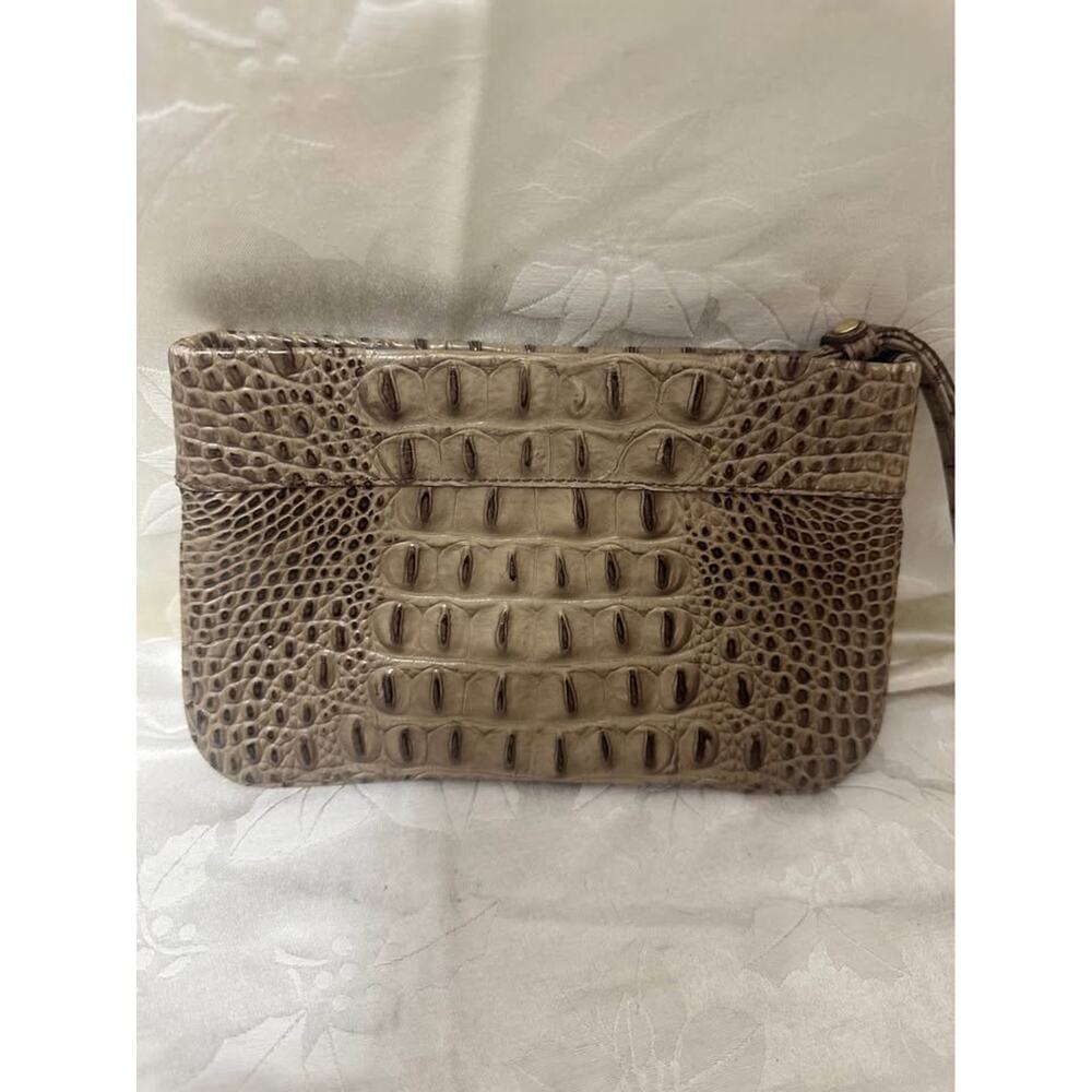 Pre-loved Brahmin Crocodile-Embossed Leather Wristlet. B-312 - Picture 2 of 3